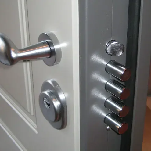 Mécanisme de porte blindée avec pênes latéraux et serrure haute sécurité
