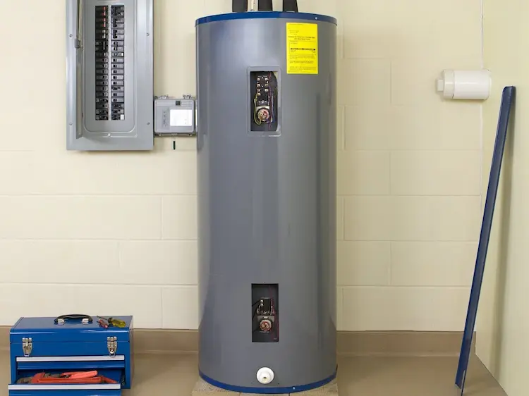 Boiler / chauffe-eau installé près du tableau électrique