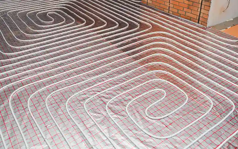 Pose des tubes d'un plancher chauffant (chauffage au sol)