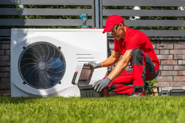 Pompe à chaleur air-eau extérieure en intervention
