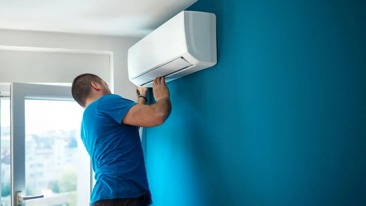 Réparation d'un climatiseur par un frigoriste