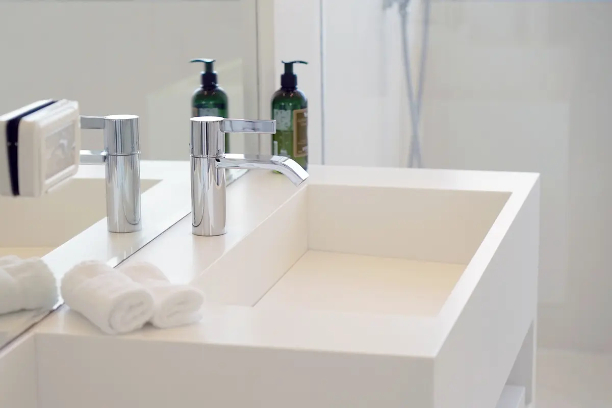 Lavabo design avec mitigeur chromé