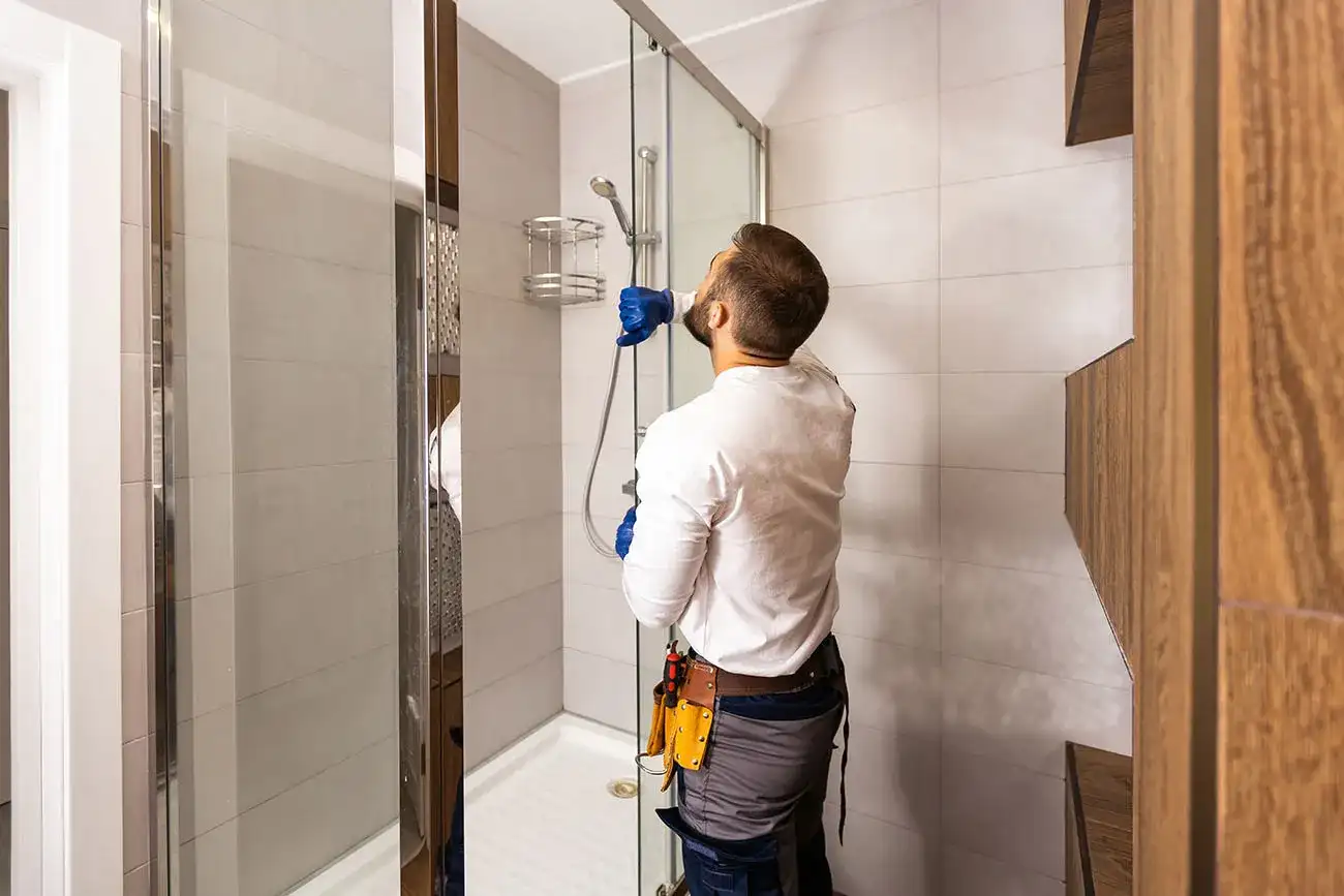 Installation d'une douche avec paroi vitrée et colonne